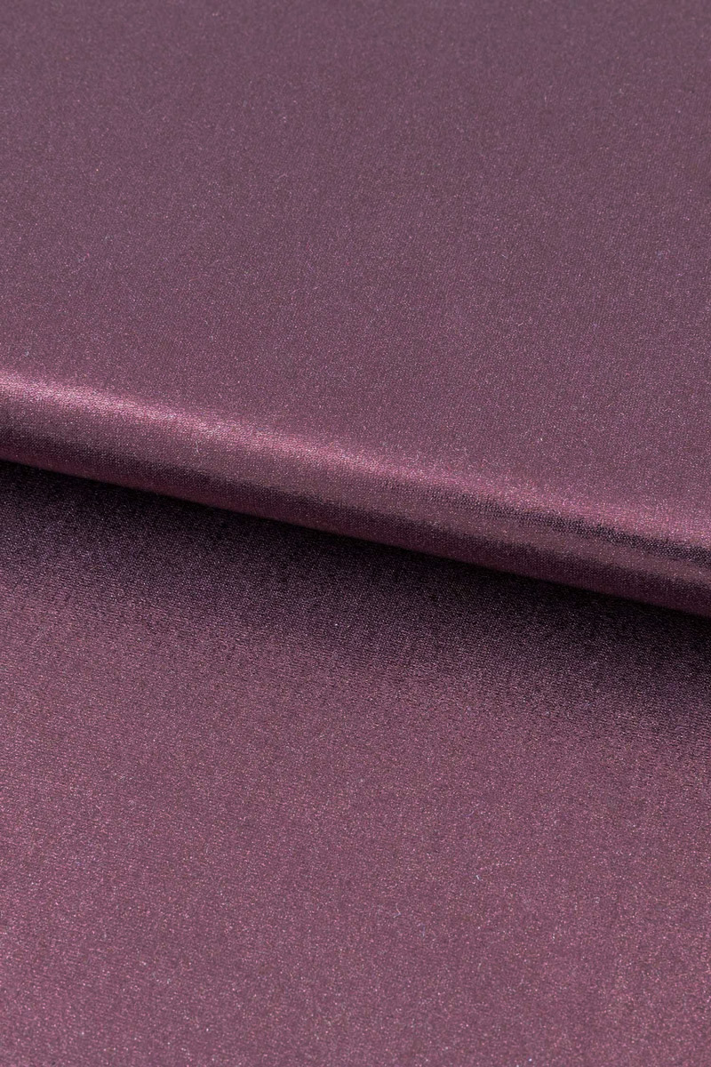 Stoff in der Farbe dunkler amethyst